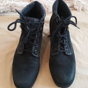 Black sporto boots